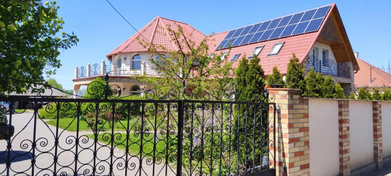 Village Garden Family Guest House Tiszakanyar Exterior photo