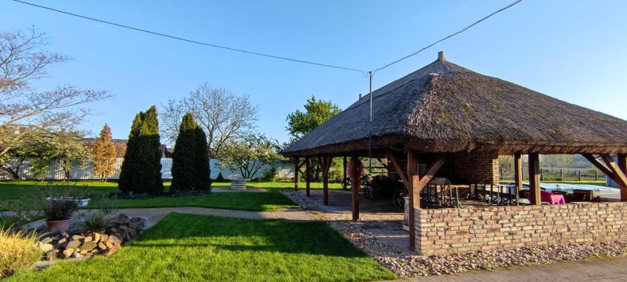 Village Garden Family Guest House Tiszakanyar Exterior photo