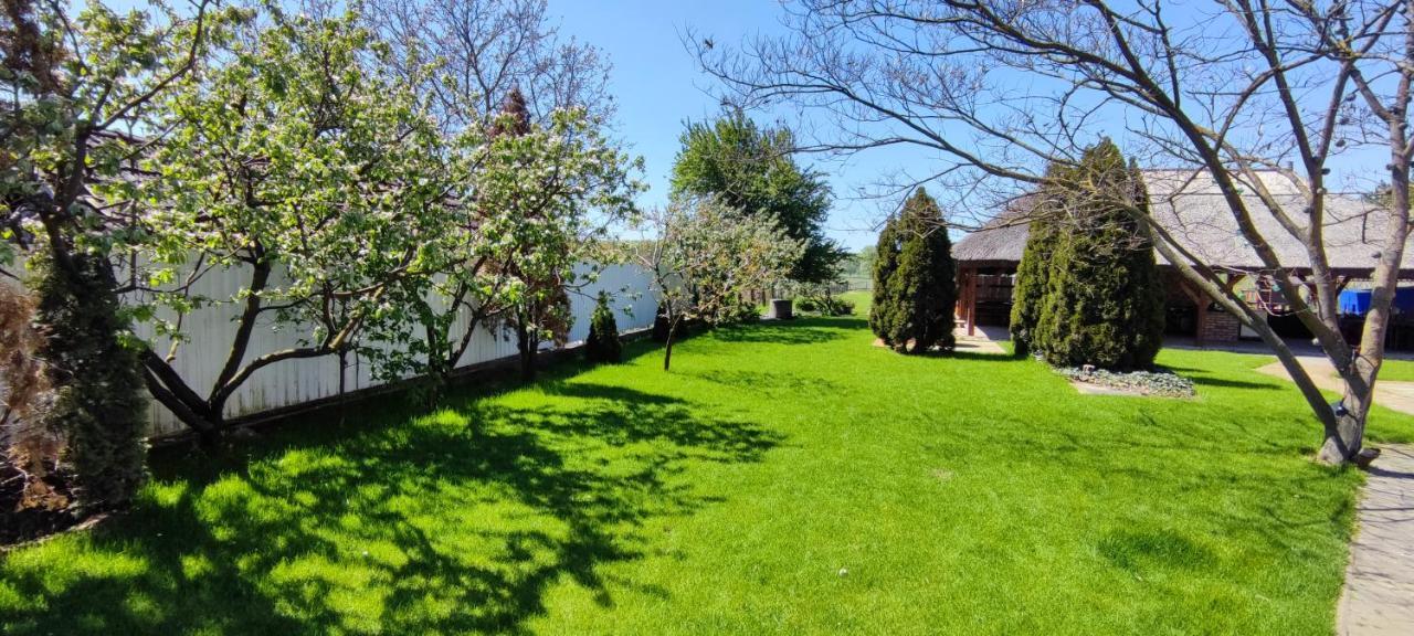 Village Garden Family Guest House Tiszakanyar Exterior photo