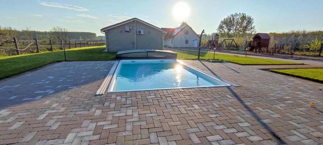 Village Garden Family Guest House Tiszakanyar Exterior photo