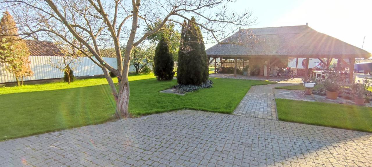 Village Garden Family Guest House Tiszakanyar Exterior photo