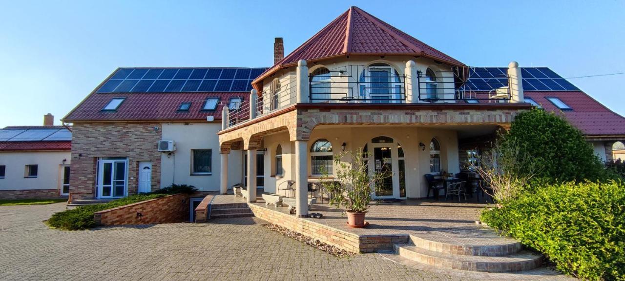 Village Garden Family Guest House Tiszakanyar Exterior photo