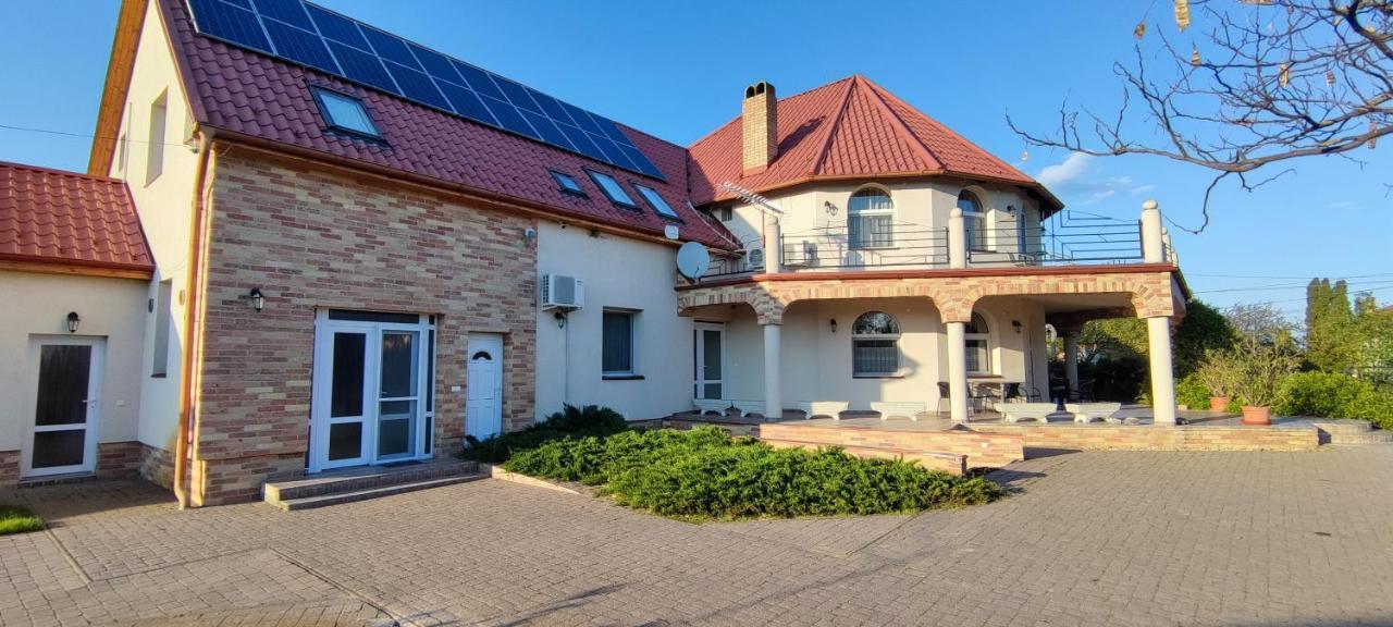 Village Garden Family Guest House Tiszakanyar Exterior photo
