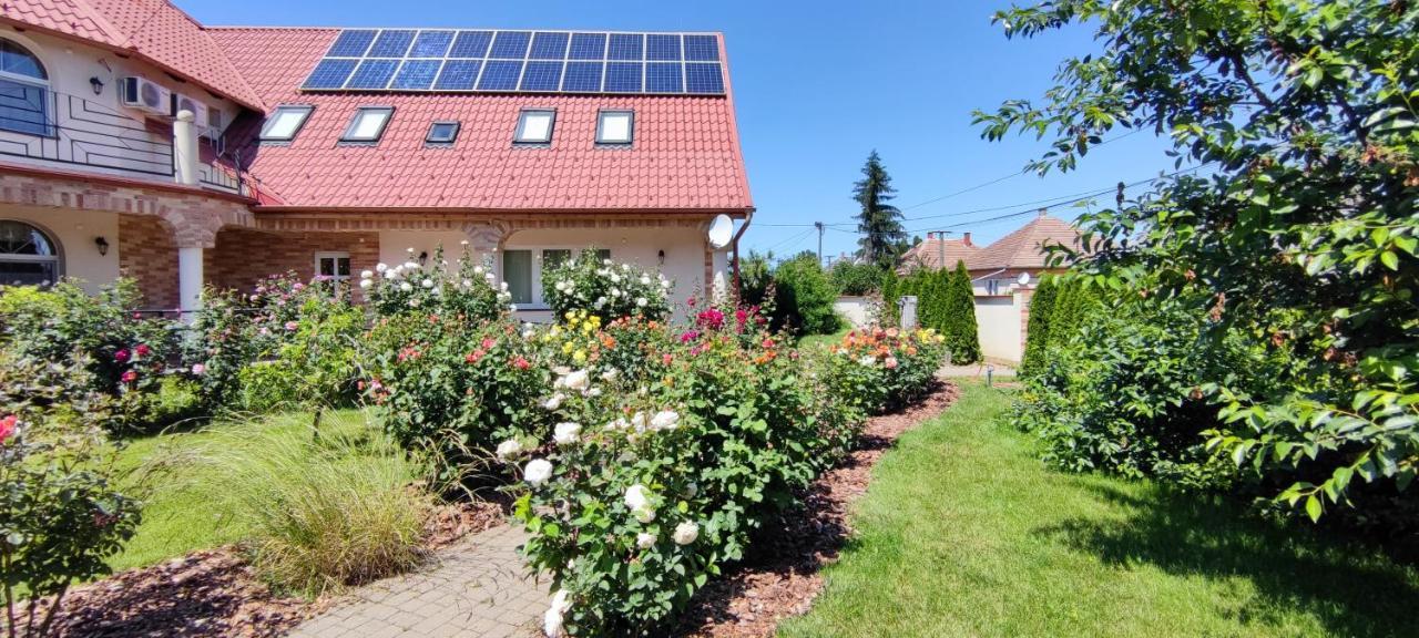 Village Garden Family Guest House Tiszakanyar Exterior photo